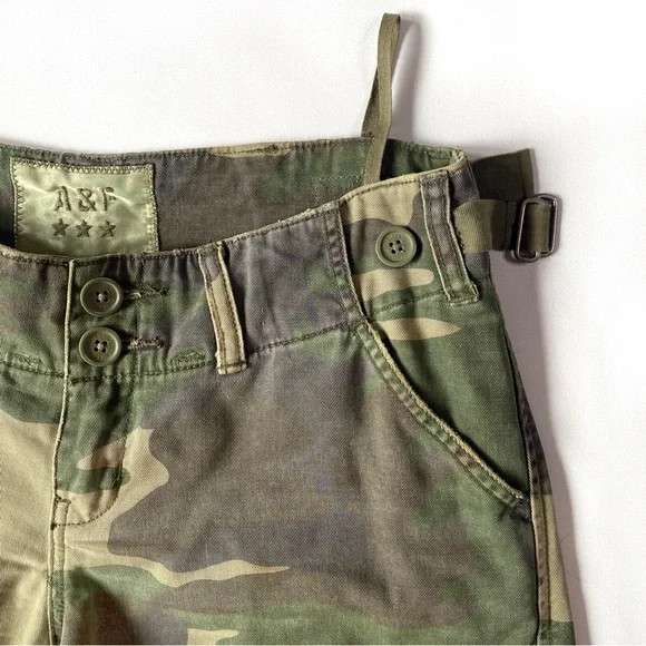 Abercrombie and Fitch army green camouflage cropped cargo pants - Picture 3 of 11
